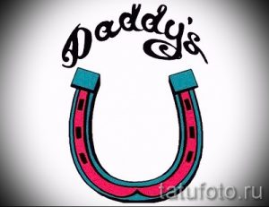 Цветная татуировка с изображением подковы в стиле олд скул и надписью 'Daddy's'. Яркий и эмоциональный рисунок для выражения любви к отцу.