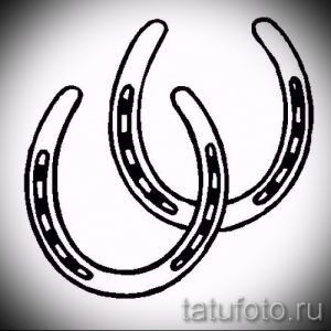 Черно-белый эскиз татуировки с изображением двух подков, расположенных друг над другом. Лаконичный дизайн для любителей минимализма.