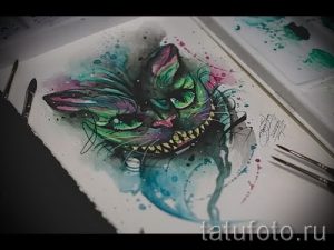 Фото тату Чеширского кота в технике watercolor. Яркие, размытые цвета и плавные переходы создают эффект акварельной живописи. Идеально для любителей художественных татуировок.