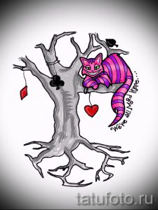 Фото тату Чеширского кота, сидящего на дереве. Кот выполнен в ярких розовых и фиолетовых тонах, с безумной улыбкой. Идеально для поклонников 'Алисы в Стране чудес'.