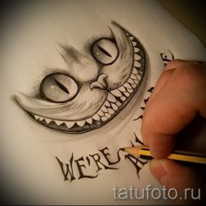 Фото тату: черно-белый эскиз Чеширского кота с выразительной улыбкой, выполненный в графической технике с использованием карандаша.