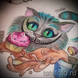 Эскиз татуировки Чеширского кота, поедающего кекс. Рисунок выполнен в ярких цветах и имеет детализированную прорисовку.