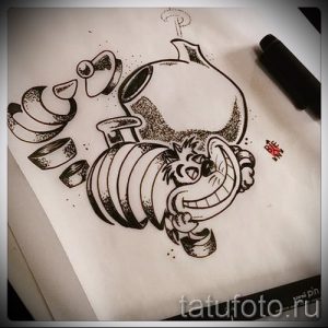 Черно-белый эскиз татуировки Чеширского кота, сидящего за чайным столиком с чайником и чашками. Рисунок выполнен в графическом стиле и имеет детализированную прорисовку.