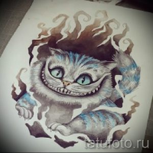 Эскиз татуировки Чеширского кота, вырывающегося из стены. Рисунок выполнен в черно-белых тонах с добавлением голубых акцентов и имеет детализированную прорисовку.