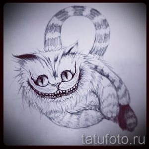 Черно-белый эскиз татуировки Чеширского кота, выполненный в графическом стиле. Рисунок имеет детализированную прорисовку и выразительное выражение морды.