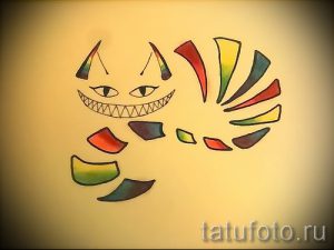 Эскиз татуировки Чеширского кота, выполненный в ярких и насыщенных цветах. Рисунок имеет абстрактную форму и детализированную прорисовку.