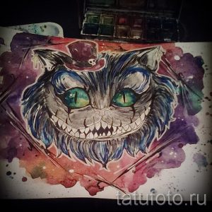 Фото тату Чеширского кота в стиле акварель. Яркие фиолетовые, красные и синие оттенки, безумная улыбка и шляпа.