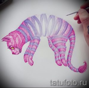Акварельный эскиз татуировки Чеширского кота в ярких розовых и фиолетовых тонах. Оригинальный и красочный дизайн.