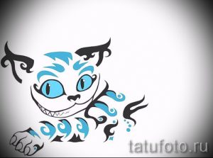 Татуировка Чеширского кота в стиле трайбл, с использованием черных и голубых линий и геометрических узоров.