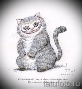 Эскиз татуировки Чеширского кота в милом стиле, выполненный карандашом. Кот сидит, улыбаясь, с большими глазами и полосатой шерстью.