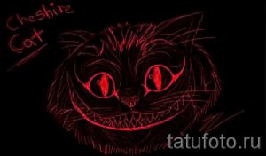 Эскиз тату Чеширского кота, выполненный в красных тонах на черном фоне. Зловещий взгляд и оскаленная улыбка.