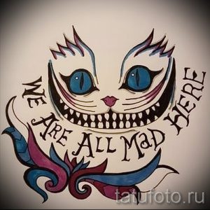 Эскиз тату Чеширского кота с надписью "We are all mad here". Яркие цвета и стилизованный дизайн.