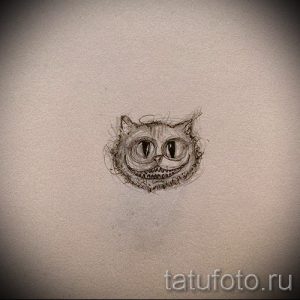 Простой эскиз тату Чеширского кота, выполненный карандашом. Минималистичный дизайн с акцентом на выразительную улыбку и глаза.