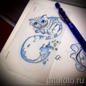 Эскиз татуировки Чеширского кота, выполненный в голубых тонах с использованием штриховки и буквенных элементов.