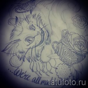 Эскиз татуировки Чеширского кота рядом с чашкой чая, выполненный в черно-белой гамме с использованием узоров.