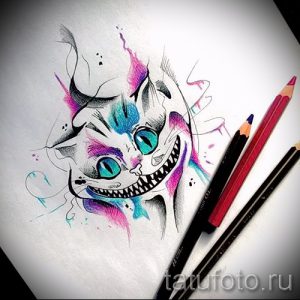 Эскиз татуировки Чеширского кота с использованием ярких цветов, таких как голубой, розовый и фиолетовый.
