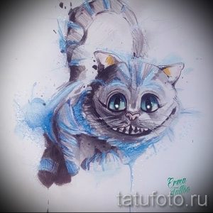 Эскиз татуировки Чеширского кота, выполненный в технике акварели с использованием голубых и серых оттенков.