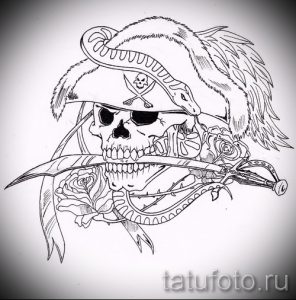 Черно-белый эскиз татуировки: череп в пиратской шляпе, украшенный розами и саблей. Мрачный и стильный дизайн.