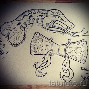 Эскиз татуировки с изображением черной змеи, обвивающей куски пиццы с сыром и томатным соусом. Оригинальный рисунок для любителей фастфуда.