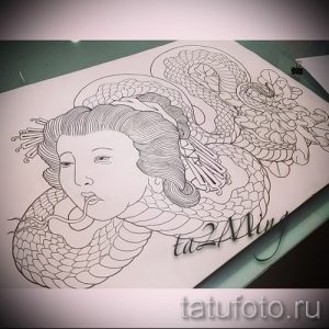 Эскиз татуировки в японском стиле с изображением гейши и дракона. Черно-белый рисунок с плавными линиями и детальной проработкой лица.