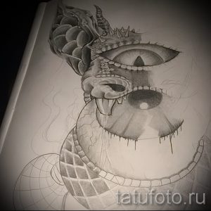 Эскиз татуировки с изображением дракона, обвивающего глаз. Черно-белый рисунок с детальной проработкой чешуи и выразительным взглядом.