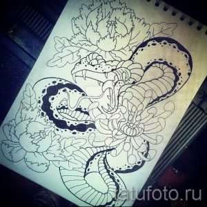 Эскиз татуировки с изображением змеи, обвивающей цветущие пионы, выполненный в контурном стиле. Идеально для женского тела.