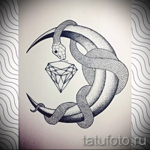 Эскиз татуировки, выполненный в технике pointillism, изображает змею, обвивающую сверкающий бриллиант. Идеально для любителей минимализма.
