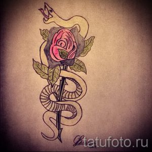 Эскиз тату с розой и обвивающей ее змеей, выполненный в контурном стиле. Идеально для предплечья или лопатки.