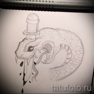 Черно-белый эскиз татуировки, изображающий змею в цилиндре. Забавный и оригинальный рисунок для вдохновения.