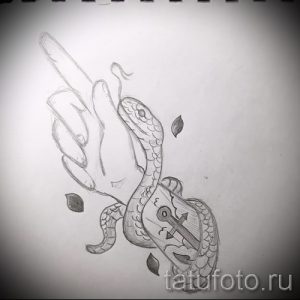 Черно-белый эскиз татуировки, изображающий змею, обвивающую руку, держащую крест. Детализированный рисунок для вдохновения.