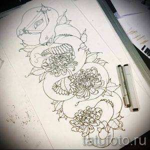 Черно-белый эскиз татуировки, изображающий змею, обвивающую цветок хризантемы. Детализированный рисунок для вдохновения.
