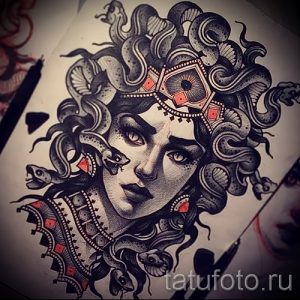 Черно-серый эскиз татуировки Медузы Горгоны с множеством змей, обвивающих ее голову. Детализированный рисунок для вдохновения.