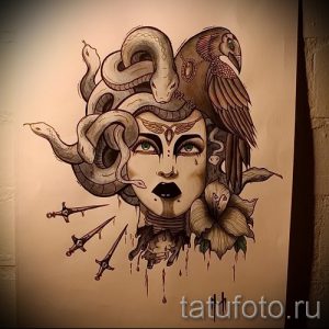 Цветной эскиз татуировки с изображением Медузы Горгоны, окруженной змеями, вороном, кинжалами и цветком. Рисунок выполнен в ярких тонах и имеет детализированную структуру.