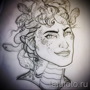 Черно-белый эскиз татуировки с изображением Медузы Горгоны, окруженной змеями. Рисунок выполнен в детализированном стиле с акцентом на лице и волосах.