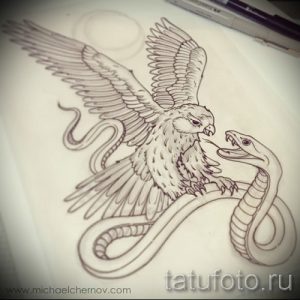 Эскиз татуировки, изображающий орла, атакующего змею. Рисунок выполнен в графическом стиле с использованием тонких линий и штриховки.