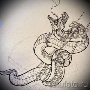 Черно-белый эскиз татуировки в стиле ориентал, изображающий змею, обвивающую птицу. Рисунок отличается высокой детализацией и сложной структурой.
