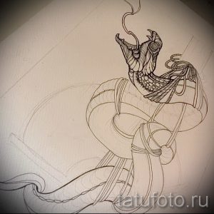 Эскиз татуировки в стиле ориентал, изображающий змею, обвивающую птицу. Рисунок выполнен тонкими линиями и имеет сложную структуру.
