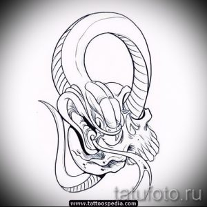 Детализированный черно-белый эскиз татуировки, изображающий змею, плотно обвивающую человеческий череп. Рисунок выполнен с высокой степенью проработки деталей и текстур.