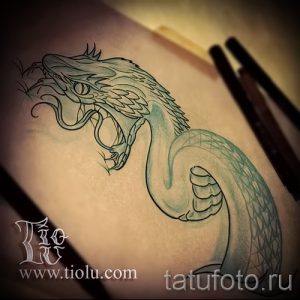 Черно-белый эскиз татуировки с изображением головы кобры. Идея для тату на плече или предплечье.