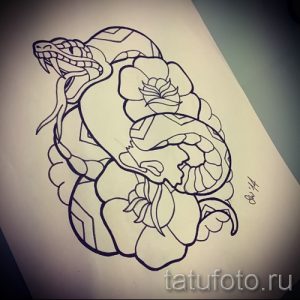 Черно-белый эскиз татуировки с изображением змеи, обвивающей женское лицо. Идея для тату на плече или спине.