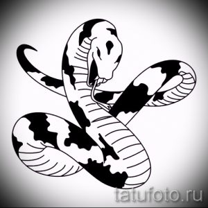 Фото тату черно-белой змеи, скрученной в спираль. Контрастные пятна создают динамичный и запоминающийся рисунок. Идеально для любителей минимализма.