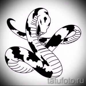Фото тату черно-белой змеи, скрученной в спираль. Контрастные пятна создают динамичный и запоминающийся рисунок. Идеально для любителей минимализма.