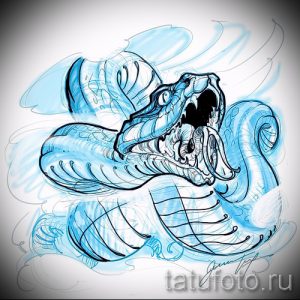 Эскиз татуировки кобры, выполненный в синих тонах с использованием тонких линий и штриховки. Змея изображена в динамичной позе с раскрытой пастью.