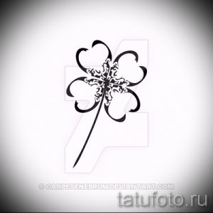 Черно-белый эскиз татуировки четырехлистного клевера с тонкими линиями и изящным стеблем. Идеально для минималистичных рисунков тату.