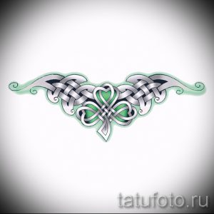 Минималистичный эскиз татуировки клевера, выполненный в кельтском стиле с использованием зеленых и серых оттенков. Изящный узор с переплетающимися линиями.