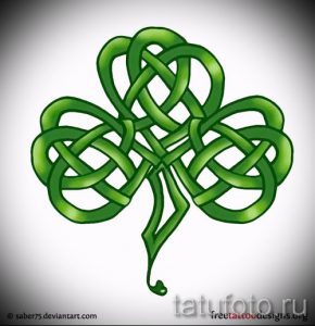 Фото татуировки четырехлистного клевера, выполненной в ярком зеленом цвете с кельтскими узорами. Сложный орнамент, символизирующий удачу и связь с ирландской культурой.