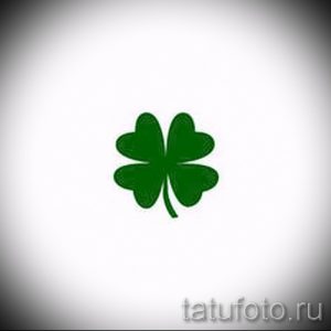 Фото эскиза тату: зеленый четырехлистный клевер, выполненный в простом и лаконичном стиле. Классический рисунок татуировки.