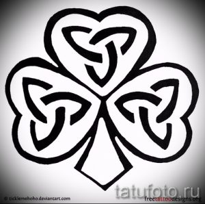 Черно-белое тату с изображением четырехлистного клевера, выполненного в виде кельтского узла. Сложный и символичный дизайн.