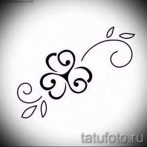 Черно-белый эскиз татуировки с плавными завитками и стилизованными листьями. Идеально для небольших тату на запястье или лодыжке.