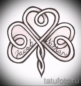 Черно-белый эскиз татуировки клевера с завитками и надписями 'Jacob' и 'Nathan'. Идеально для парных тату или в память о близких.